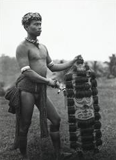 Portret van een Dajak man met een met haarlokken versierd schild, eerste helft 20ste eeuw, Borneo, foto, collectie: Tropenmuseum