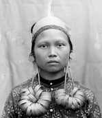 Portret van een Dajak vrouw, Borneo, 1917, foto, onderdeel van een kwartetspel, collectie: Tropenmuseum