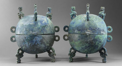 Pair of vases for offerings of food products, Bronze, © Vincent Girier-Dufournier