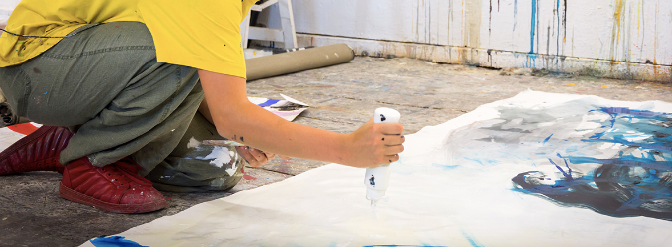 Picture of young person painting at Salzburg Summer Academy