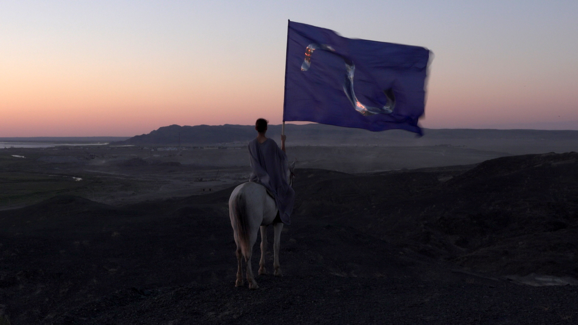 Image of Saodat Ismailova, Qyrq Qyz” (forty girls), 2018. Filmed by Carlos Casas. Courtesy of the artist.