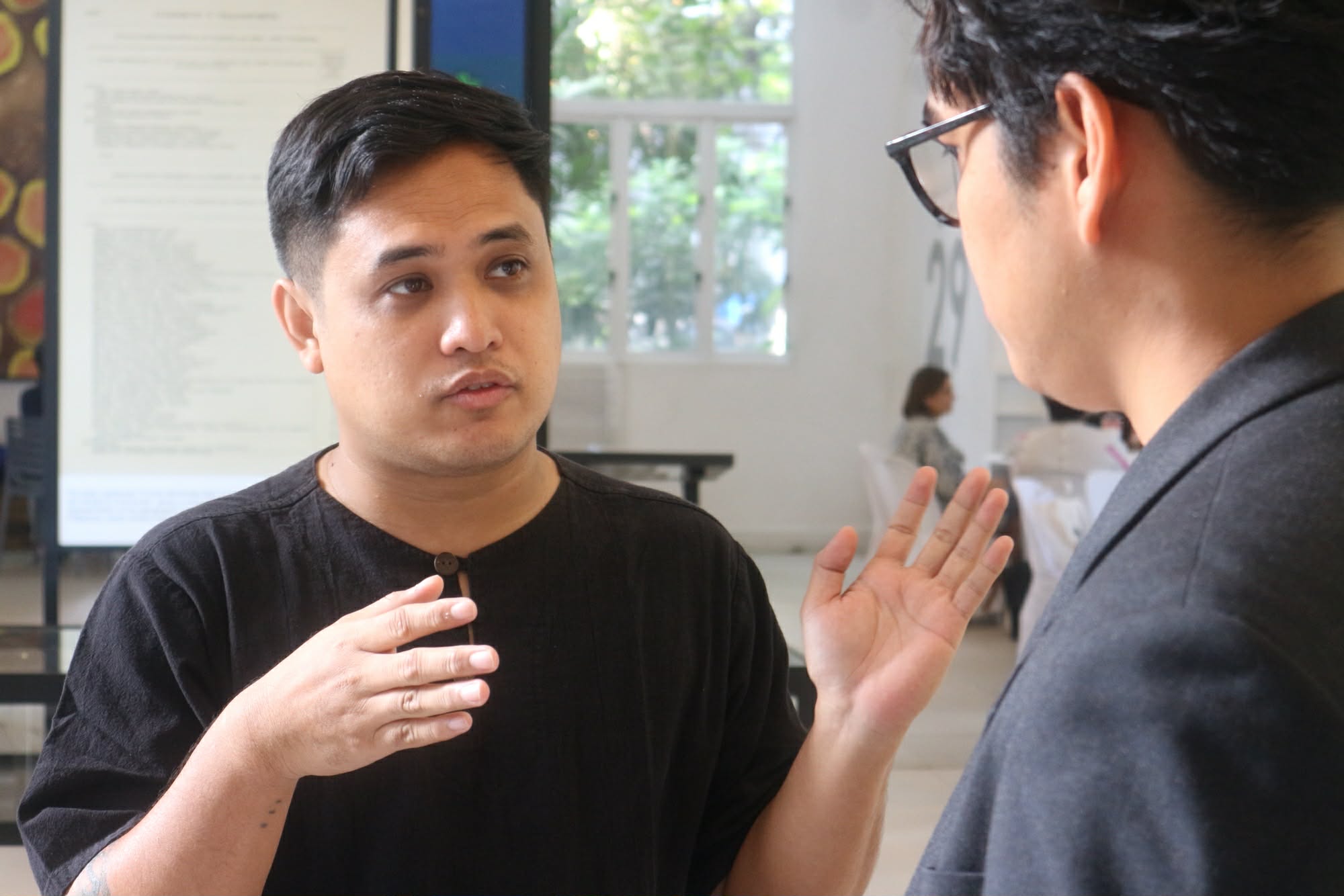 YEY Initiatives founder Ted Villanueva in conversation with journalist Maverick Avila after the roundtable discussion. 