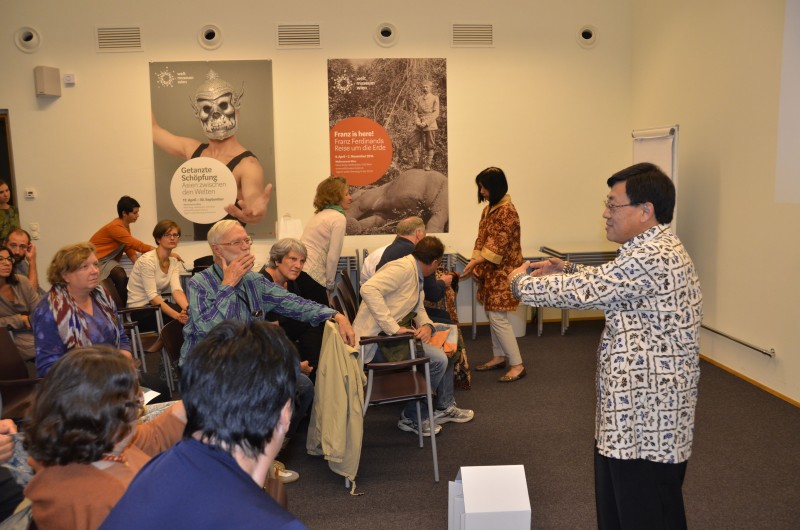 Presentation on Batik at the Weltmuseum Wien. ©KHM-Museumsverband