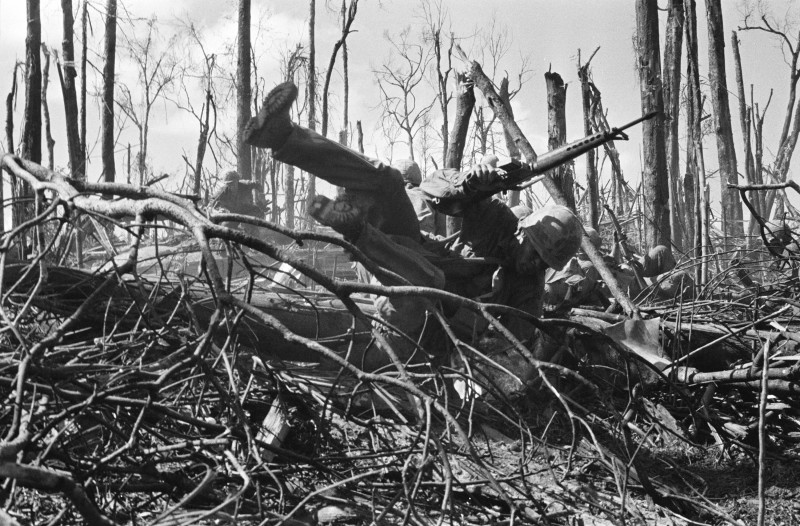 VIETNAM - NOVEMBRE: Soldats américains pendant les combats de la colline 875 dans la région de Dak To lors de la guerre du Vietnam en novembre 1967.