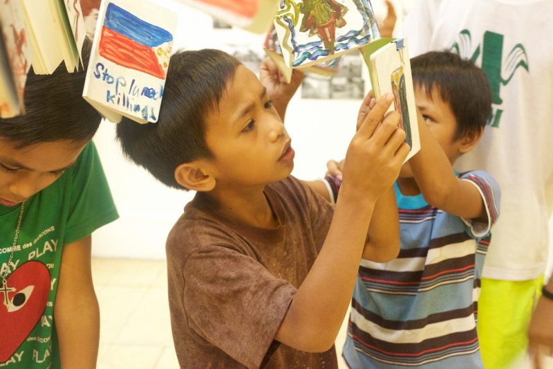 Lumad Children checking their installed diaries (c) Lina Zacher