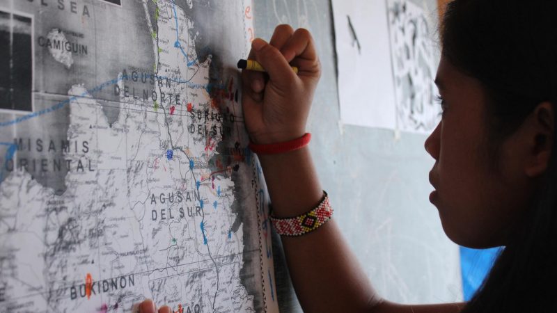 Young girl marks her hometown on the map (c) Lina Zacher